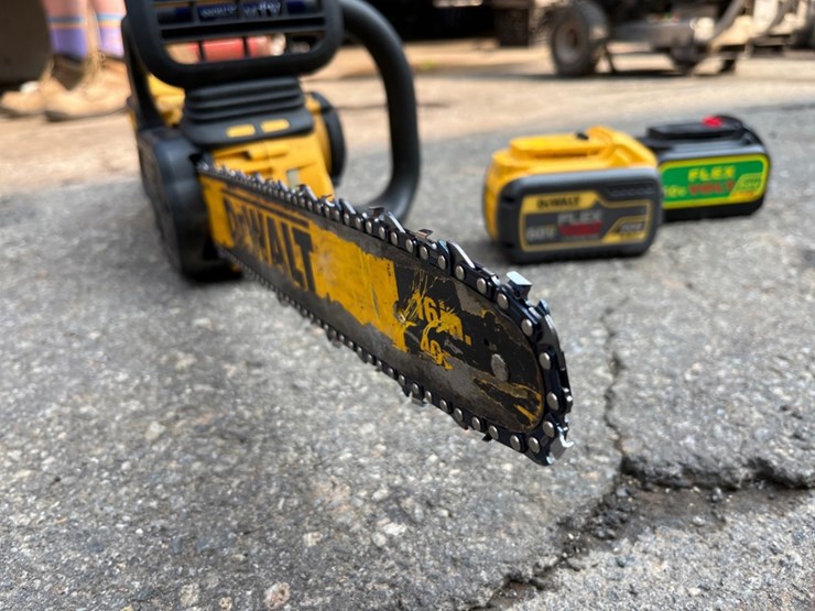 dewalt-cordless-60v-chainsaw-w/(2)-batteries-image-3