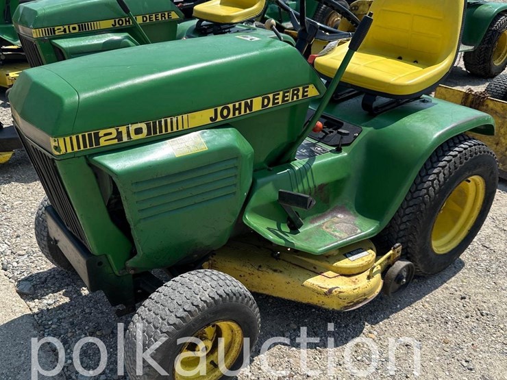 john-deere-210-image-1