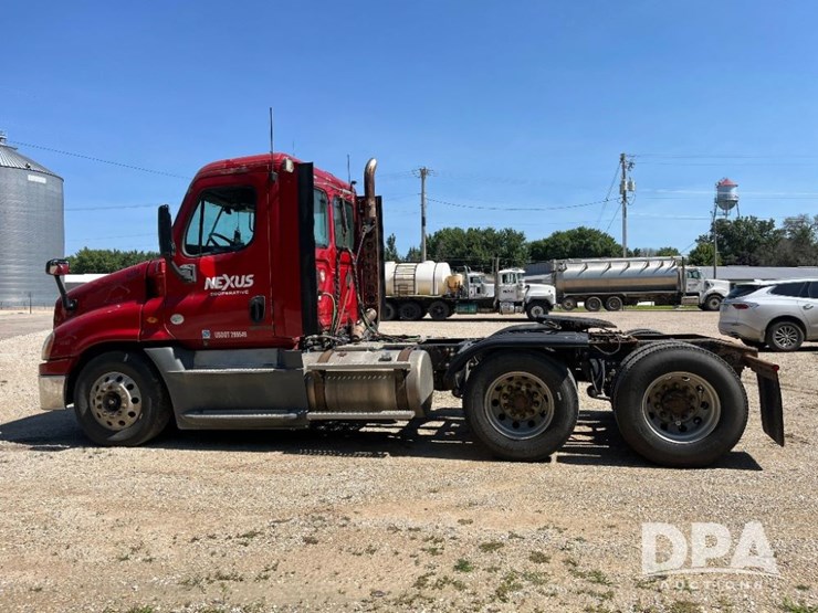 2013-freightliner-cascadia-day-cab-truck-(jn2570,-unit-4038)-image-17