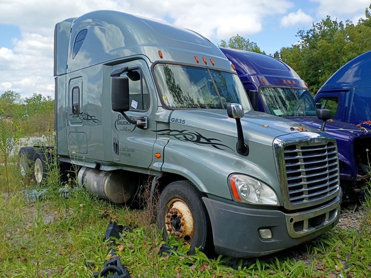 #21569-•-2017-freightliner-cascadia-image-1