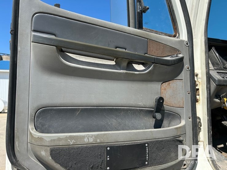 2004-freightliner-columbia-day-cab-truck-(cp0611,-unit-4014)-image-41