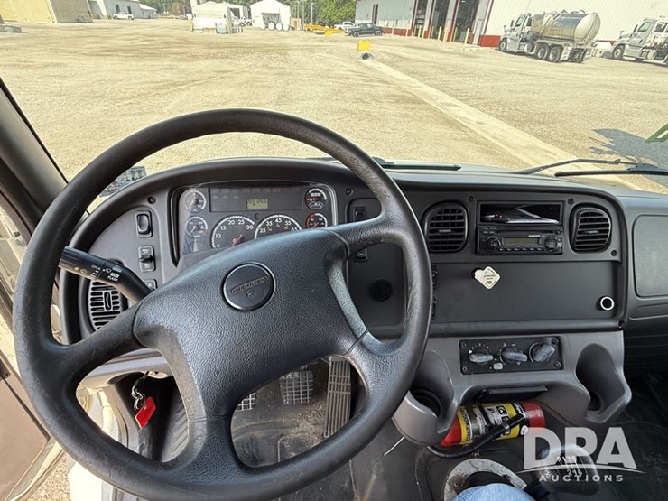 2012-freightliner-business-class-m2-van-truck-(pz13752,-unit-129)-image-19