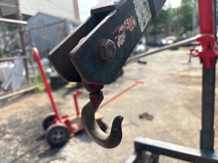 1,500lb-capacity-portable-engine-hoist-image-3