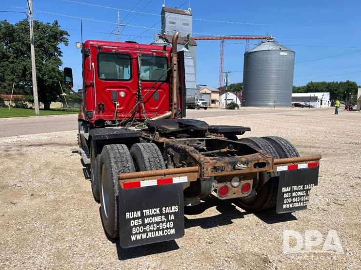 2013-freightliner-cascadia-day-cab-truck-(jn2570,-unit-4038)-image-14