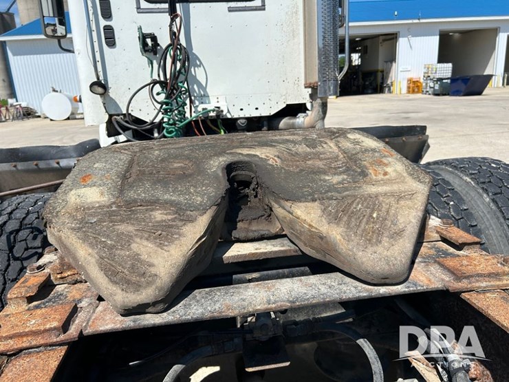 2004-freightliner-columbia-day-cab-truck-(cp0611,-unit-4014)-image-25