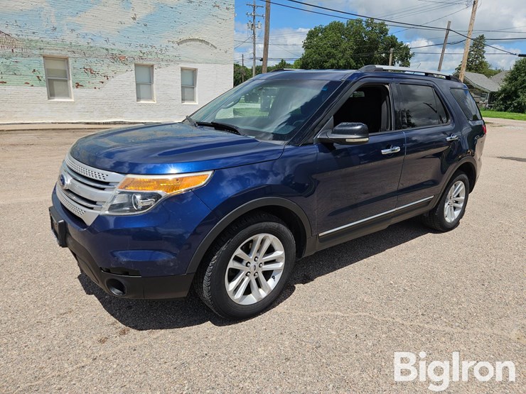 2012-ford-explorer-xlt-image-1