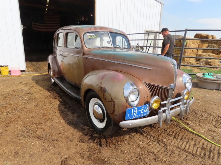 1940-ford-deluxe-survivor-4dr-sedan-image-3