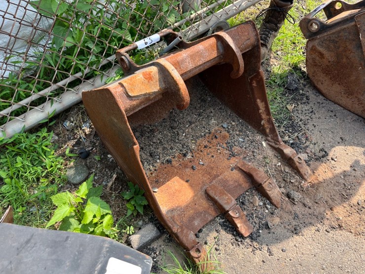 24"-4-tooth-excavator-bucket-image-3