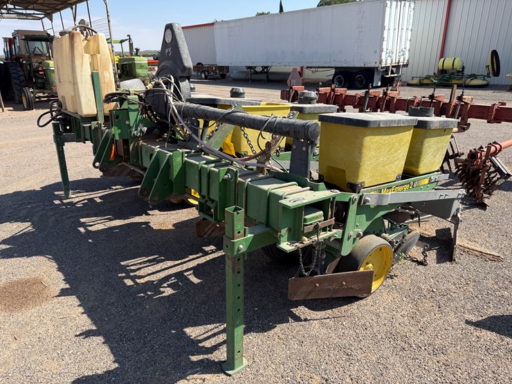 john-deere-7300-image-1