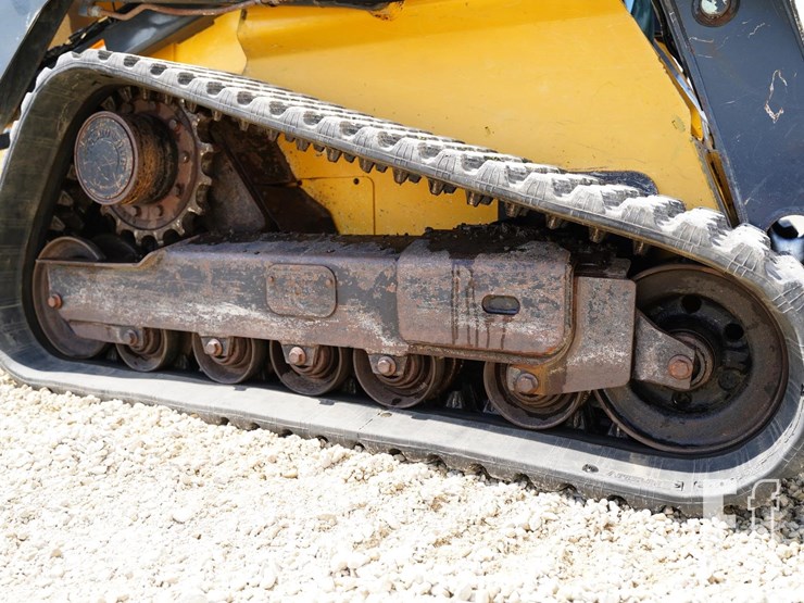 2015-deere-333e-image-17