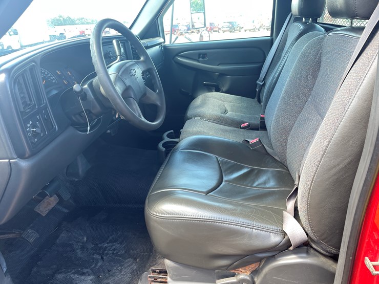 2004-chevrolet-silverado-3500-image-19