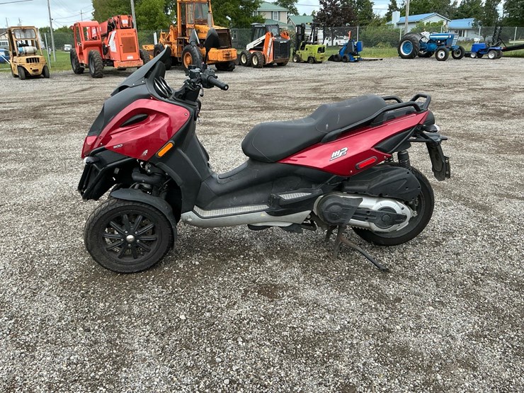 #2350-•-2009-piaggio-mp3-three-wheeled-scooter*-image-2