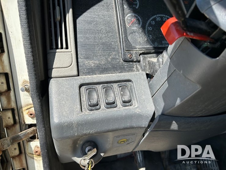 2004-freightliner-columbia-day-cab-truck-(cp0611,-unit-4014)-image-53