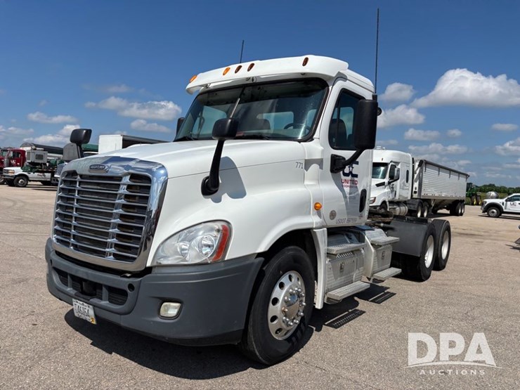2013-freightliner-truck-(dr11874-unit-771)-image-24