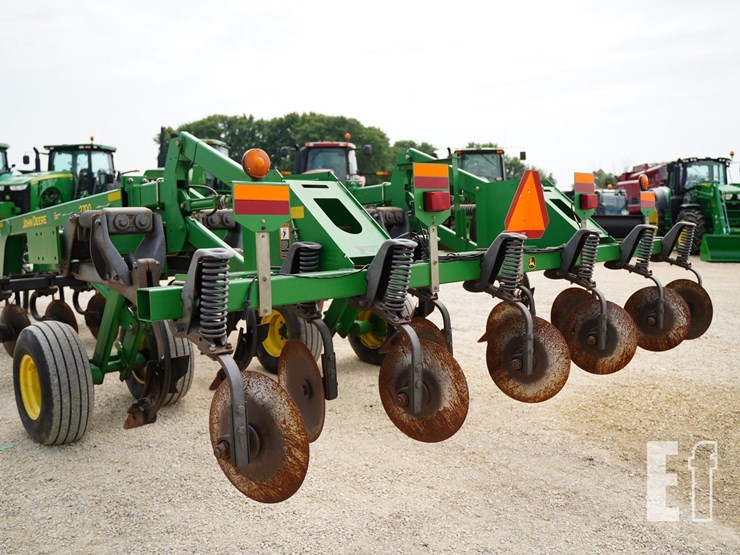 2005-john-deere-2700-image-17