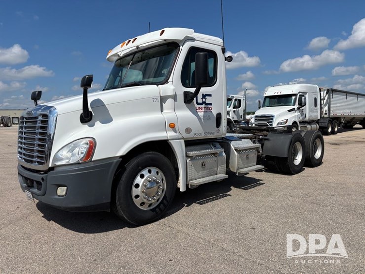 2013-freightliner-truck-(dr11874-unit-771)-image-1