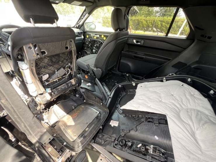 2020-ford-explorer-image-21