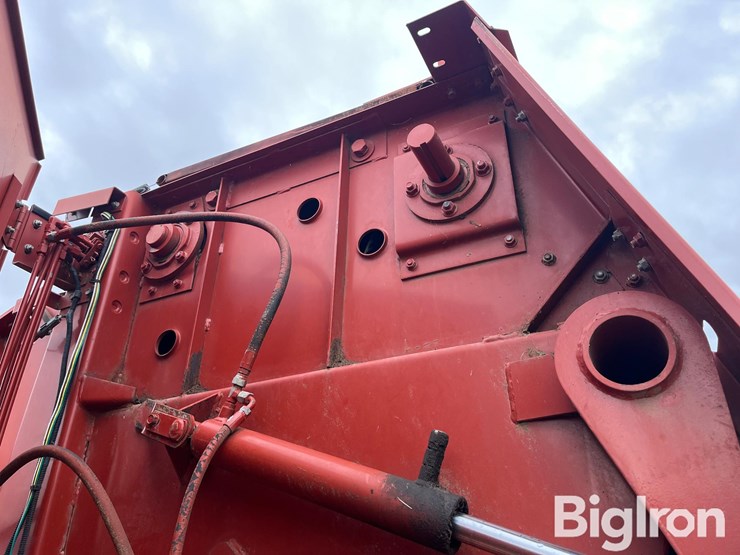 hesston-560-image-19