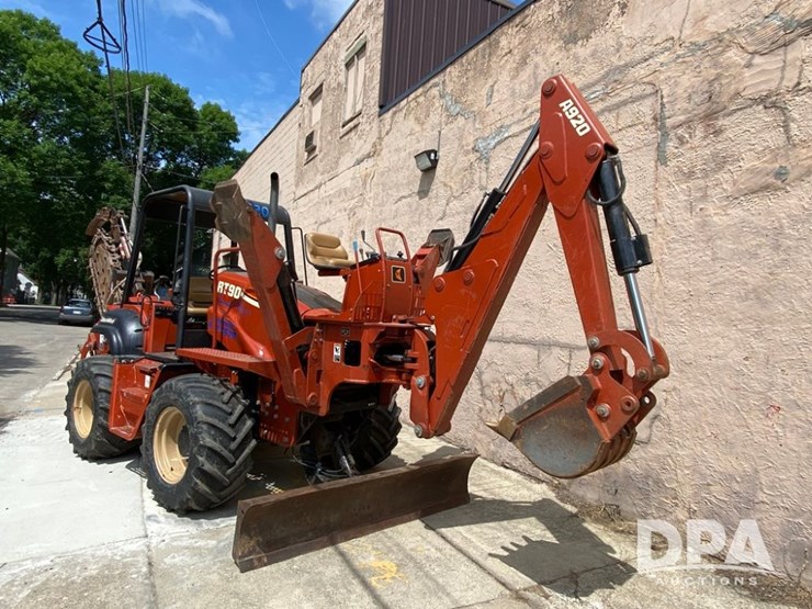 2005-ditch-witch-rt90m-trencher-and-trailer-(jm582)-image-2