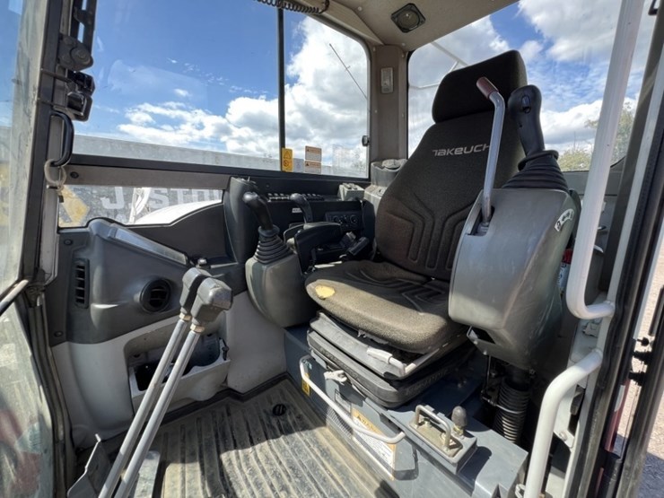 2014-takeuchi-tb285-image-25