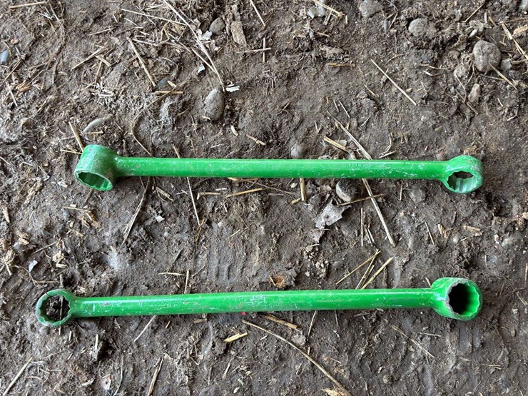 john-deere-starting-wheel-and-(2)-wheel-wrenches-image-3