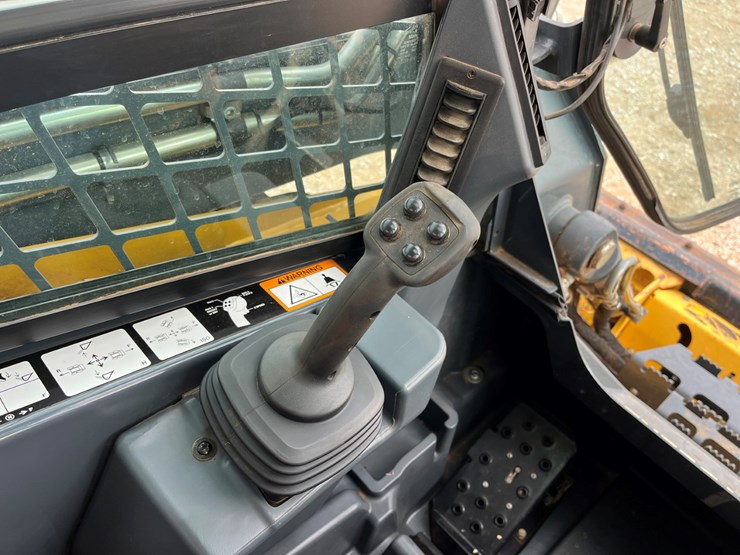 2013-deere-333e-image-13