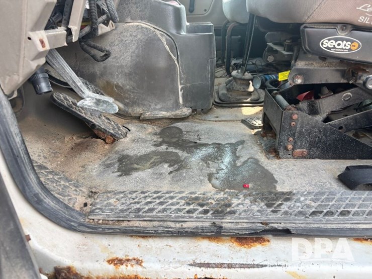 2005-sterling-dry-tender-truck-(gp11242,-unit-111565)-image-84