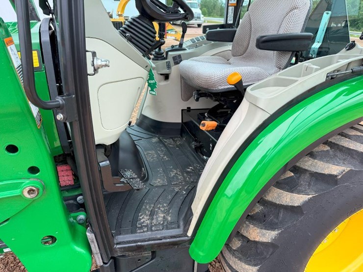 2020-john-deere-3033r-image-36