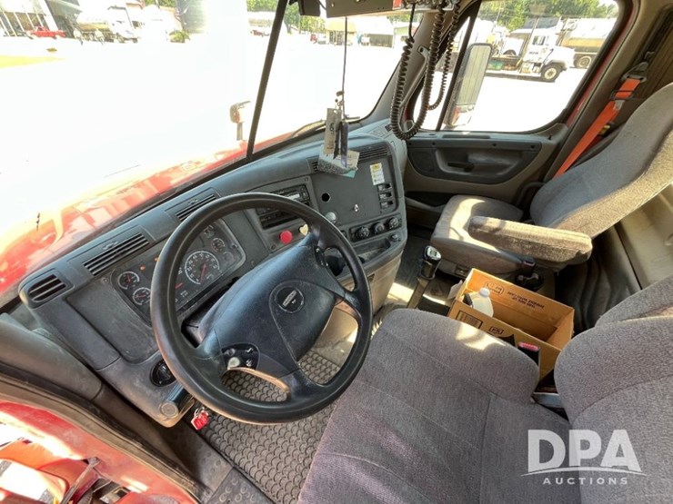 2013-freightliner-cascadia-day-cab-truck-(jn2570,-unit-4038)-image-58