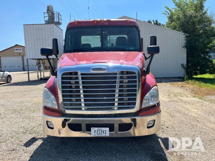 2013-freightliner-cascadia-day-cab-truck-(jn2570,-unit-4038)-image-3