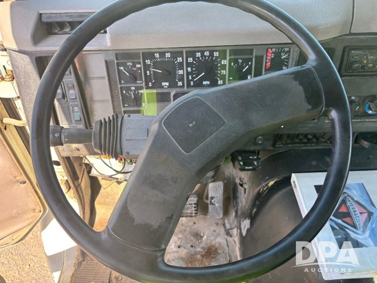 1999-ihc-8100-flatbed-truck-(gp11125,-unit-17355)-image-67