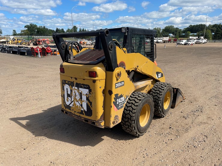 2014-caterpillar-242-image-3