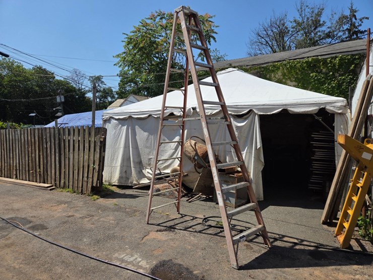louisville-12'-fiberglass-step-ladder-image-1