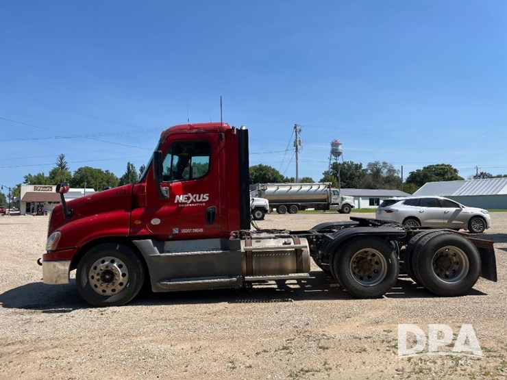 2013-freightliner-cascadia-day-cab-truck-(jn2570,-unit-4038)-image-18