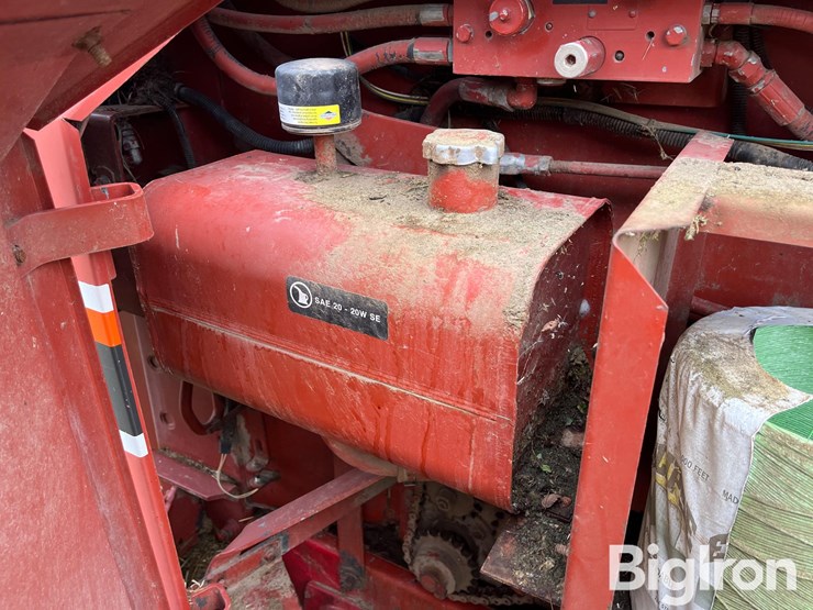 hesston-560-image-16