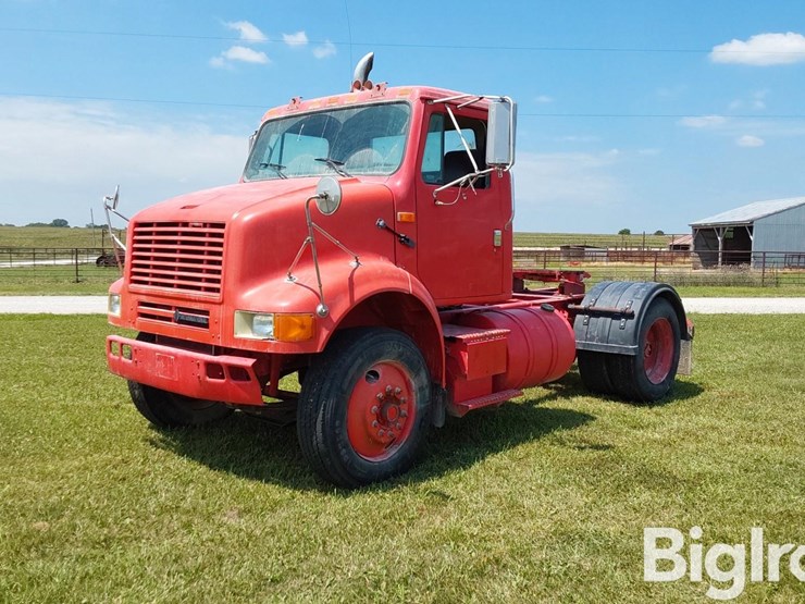 1990-international-8100-image-1