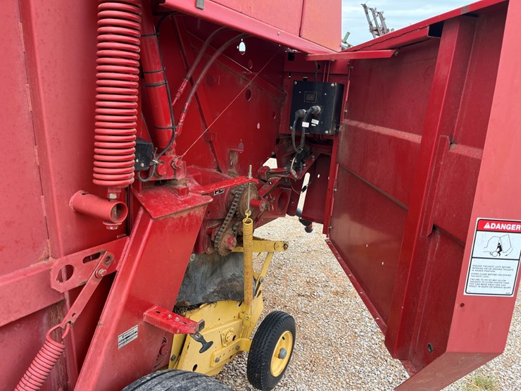 new-holland-660-image-9