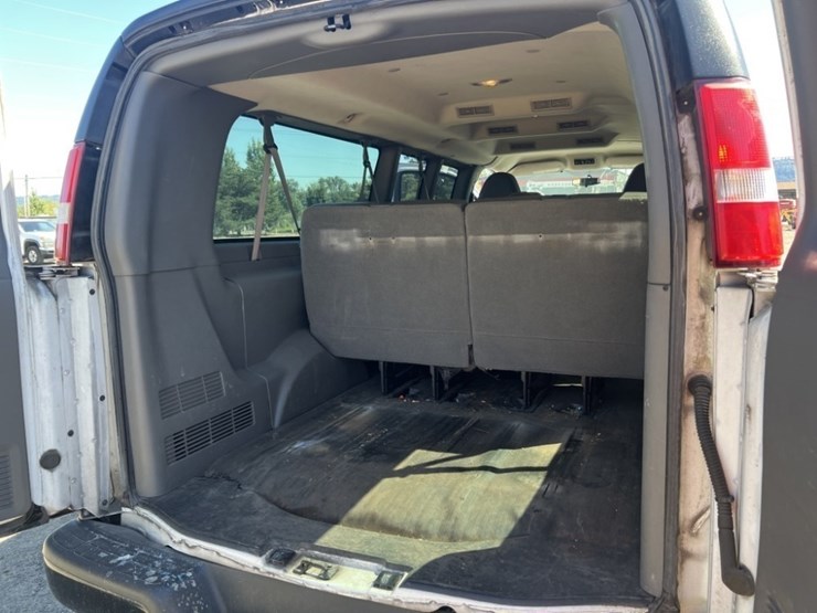 2015-chevrolet-express-3500-image-13