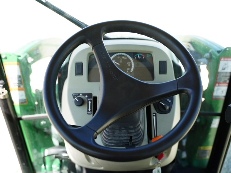 2014-john-deere-3033r-image-32