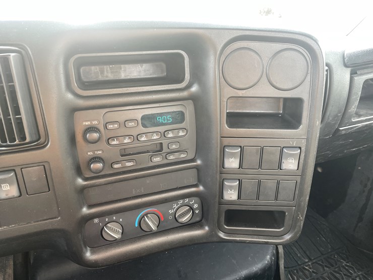 2005-gmc-5500-image-26