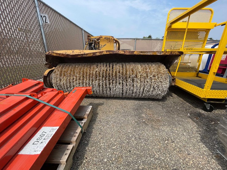 #8021-•-construction-sweeper-(o12)-image-4