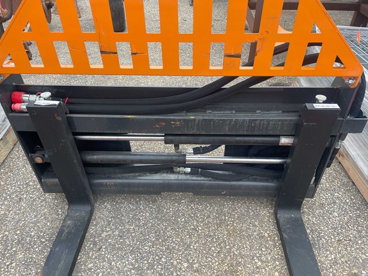 #8022-•-unused-hydraulic-skid-steer-forks-(o11)-image-4