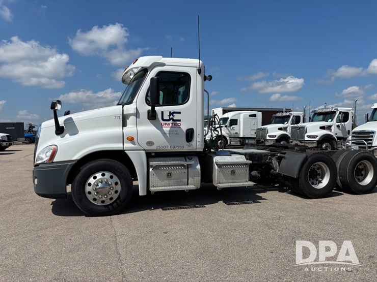 2013-freightliner-truck-(dr11874-unit-771)-image-3