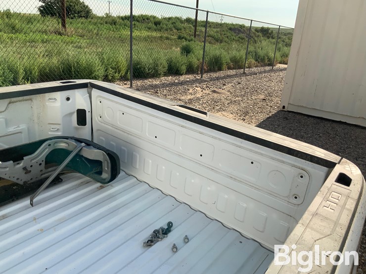 2020-chevrolet-8'-pickup-box-image-16