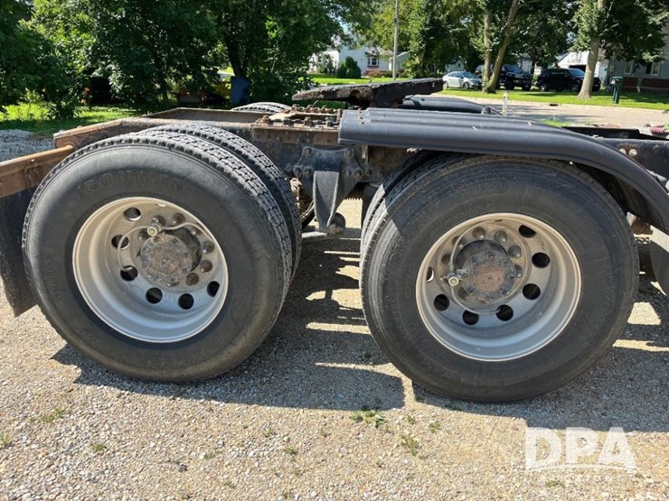 2013-freightliner-cascadia-day-cab-truck-(jn2570,-unit-4038)-image-39