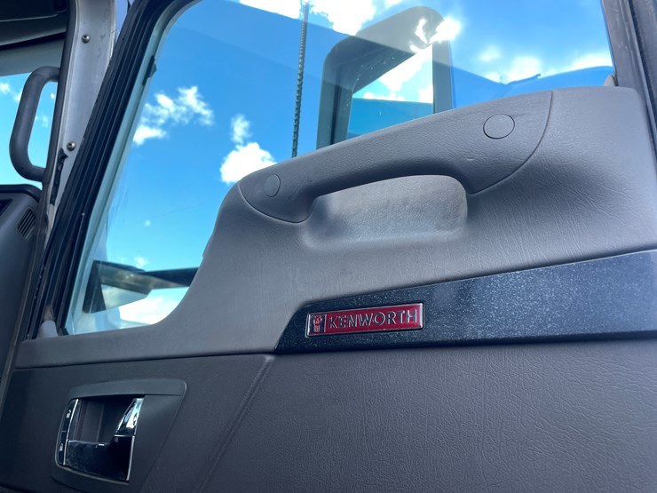 2012-kenworth-t660-image-40