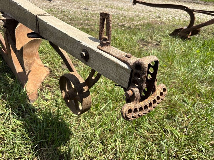 oliver-404-13”-walking-plow-image-10