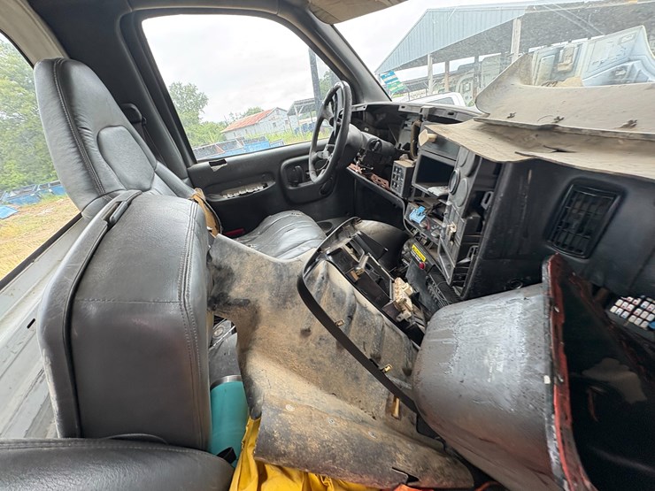 #48-•-#25351-•-inop-2005-gmc-c7500-t/a-daycab-truck-tractor-vin:-1gdm7c1395f500732-image-38