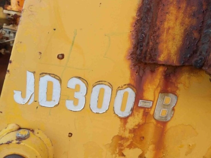 john-deere-300-image-4