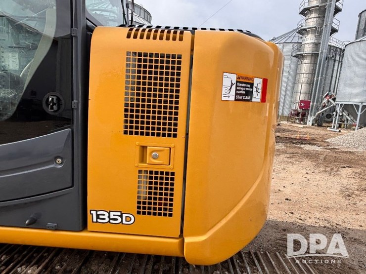 2012-deere-135d-image-38